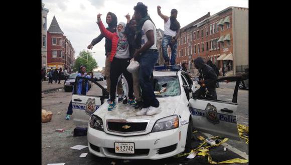 Quince policías heridos en duros enfrentamientos en Baltimore