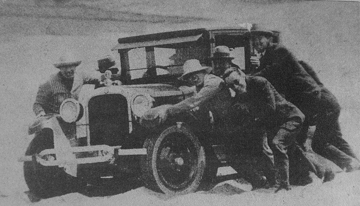 Algunos autos de carrera de esos años sufrían desperfectos mecánicos por la difícil y arenosa ruta al sur de Lima. (Foto: GEC Archivo Histórico)  