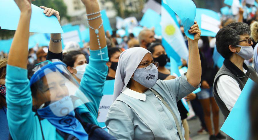 Manifestantes sostienen pancartas durante una manifestación contra el aborto frente al edificio del Congreso Nacional, en Buenos Aires, Argentina. (Foto: REUTERS / Matias Baglietto).