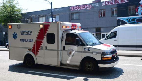 Una ambulancia pasa por una calle de Vancouver, Canadá, en medio de una mortal ola de calor. (Don MacKinnon / AFP).