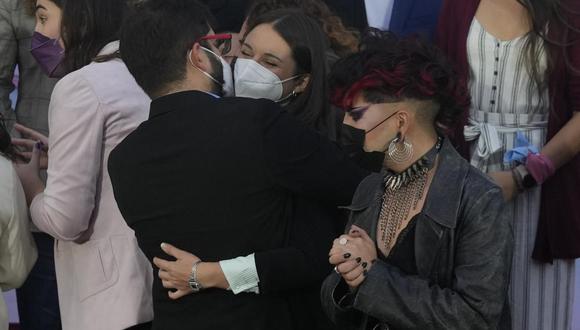 Boric abraza a la primera dama Irina Karamanos durante una ceremonia por el Día Internacional de la Visibilidad Transgénero en el palacio presidencial de La Moneda en Santiago de Chile, el jueves 31 de marzo de 2022. (AP Foto/Esteban Félix)