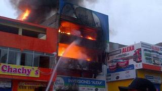 Incendio en Comas destruye almacén de pintura de cinco pisos