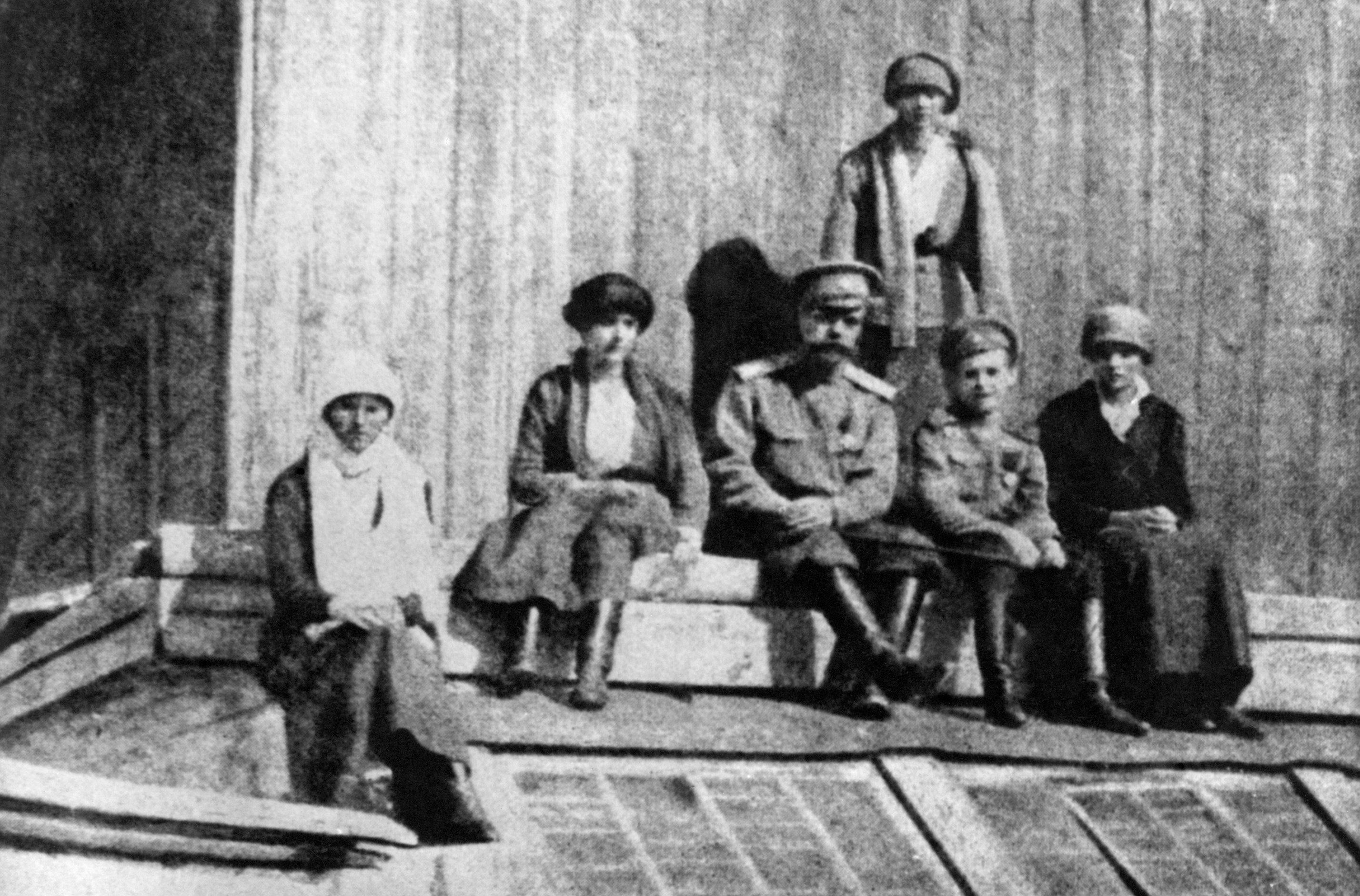 Una fotografía tomada en julio de 1918 en Ekaterimburgo muestra a los miembros de la familia imperial rusa, unos días antes de ser ejecutados (Foto: AFP)