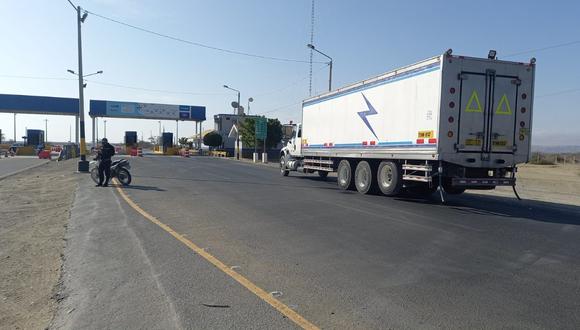 Choferes de carga pesada guardan sus camiones dentro de diferentes cocheras acatando el paro nacional. (Foto: Rolando Periche)