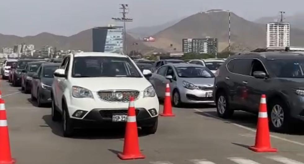 Se registran largas colas en el vacunacar del Jockey Plaza luego de que el ministro de Salud indicara que vacuna de refuerzo se puede recibir tres meses de la segunda dosis.