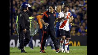 River: jugadores atacados con gas por hinchas de Boca (FOTOS)