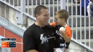 La 'atajada' de un papá con su hijo cargado mirando béisbol