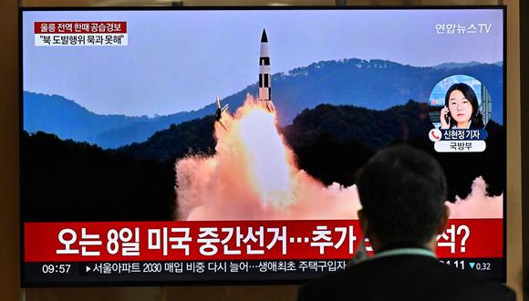 Un hombre mira una pantalla de televisión que muestra una transmisión de noticias con imágenes de archivo de una prueba de misiles de Corea del Norte. (JUNG YEON-JE / AFP).