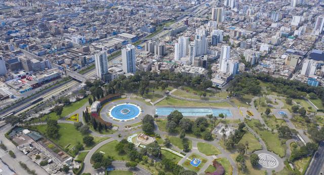 El Circuito Mágico del Agua, que en esta época del año está atiborrado de personas, actualmente se aprecia desierto. Pocos peatones y autos circulan por las calles cercanas. (Foto: Daniel Apuy/ GEC)