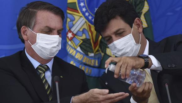 Hasta el momento, siete ministros de Salud perdieron sus cargos en la región en medio de la pandemia de coronavirus. Uno de ellos fue el brasileño Luiz Henrique Mandetta (der.), quien perdió el cargo tras discrepancias con el presidente Jair Bolsonaro (izq.). (Foto: AP / Andre Borges)