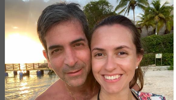 El fiscal Marcelo Pecci y su esposa Claudia Aguilera en una foto que ella publicó en Instagram el 9 de mayo en la playa Barú, en Colombia. (Instagram de Claudia Aguilera).