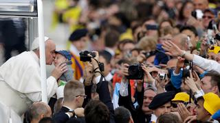 Papa Francisco invita a un conocido a que suba al papamóvil