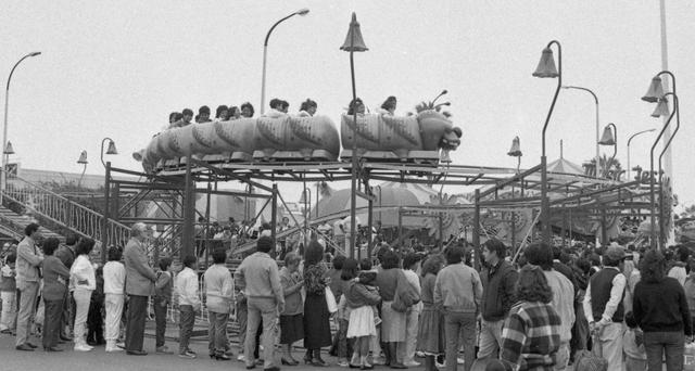 Largas colas de niños y padres de familia en la Ciudad de Hierro de la Feria del Hogar, todos a la espera de su turno para subir al gusanito. Era un día de fiesta nacional: 28 de julio de 1988. (Foto: Gerardo Samanamud / El Comercio)