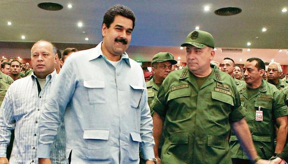 El embajador Diego Molero (derecha) fue ministro del Poder Popular para la Defensa del régimen de Maduro. El Congreso pide su retiro. (AFP)