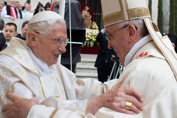 Esta foto publicada el 27 de abril de 2014 por la oficina de prensa del Vaticano muestra al Papa Francisco (der) reunido con el Papa emérito Benedicto XVI. (AFP).