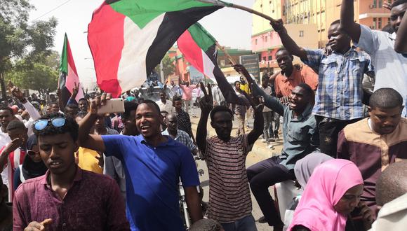 Manifestantes de Sudán, cerca a un cuartel de Khartoum. (Foto: AFP)
