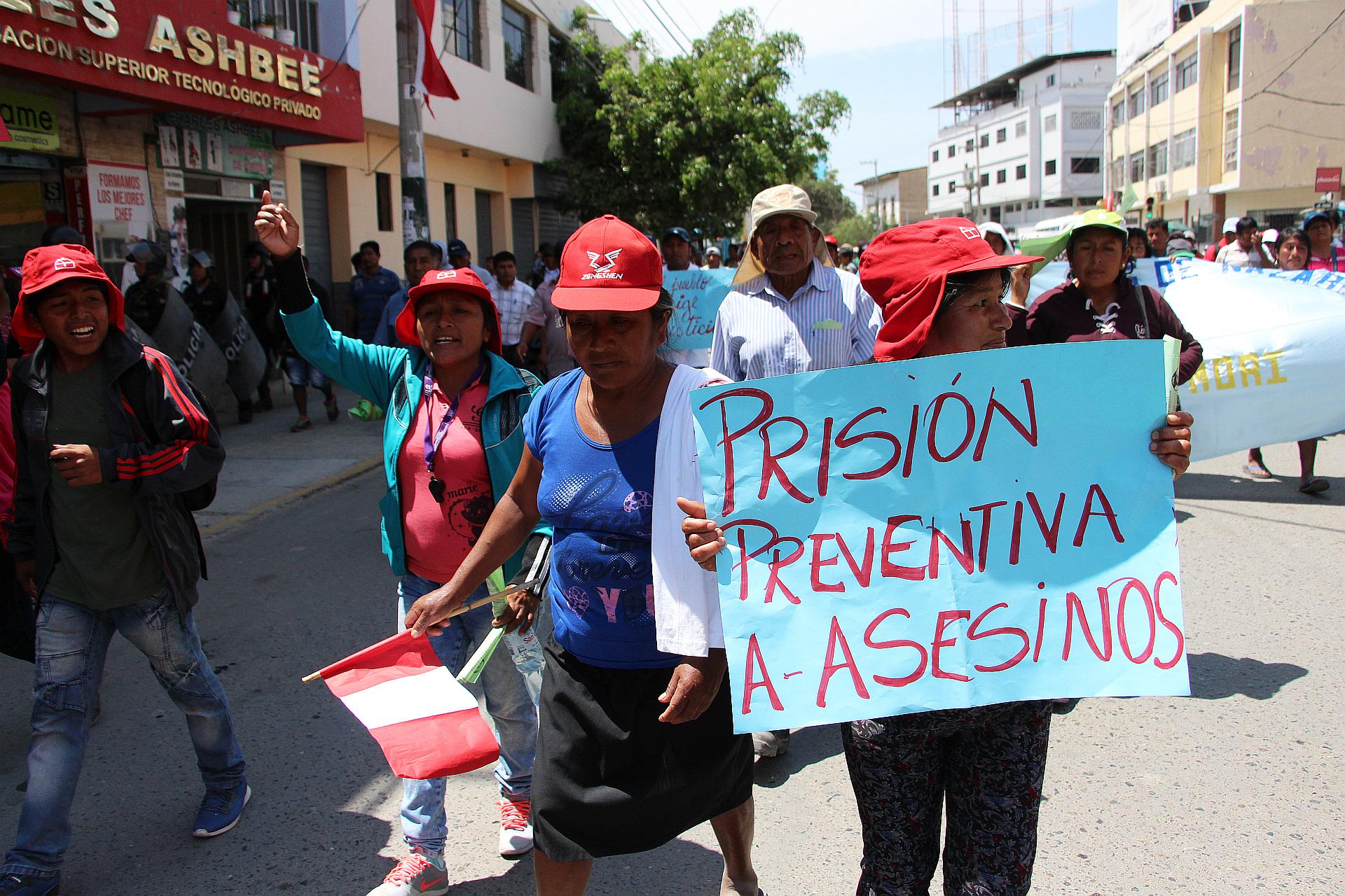 Como se recuerda, el 8 de agosto cientos de comuneros y damnificados se enfrentaron a un contingente de policías, que llegó al lugar para resguardar los campos de la empresa agroexportadora Santa Regina. (Foto: Ralph Zapata)