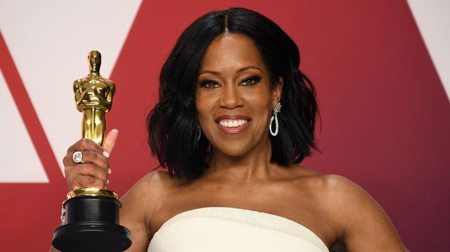 Regina King con el trofeo que ganó en el Oscar 2019 por "If Beale Street Could Talk". (Foto: AFP)