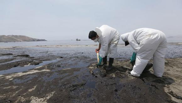 Decenas de personas entre voluntarios, contratistas y miembros de municipalidades distritales capitalinas sigue en constante trabajo limpiando y extrayendo crudo de petróleo derramado en  playas de Ancón y Ventanilla. (Foto: Julio Reaño / @photos.gec)