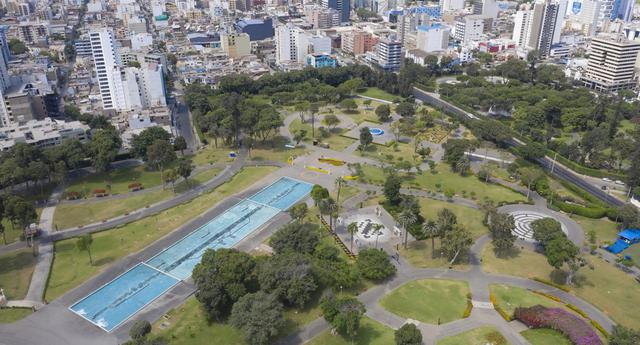 El Circuito Mágico del Agua, que en esta época del año está atiborrado de personas, actualmente se aprecia desierto. Pocos peatones y autos circulan por las calles cercanas. (Foto: Daniel Apuy/ GEC)