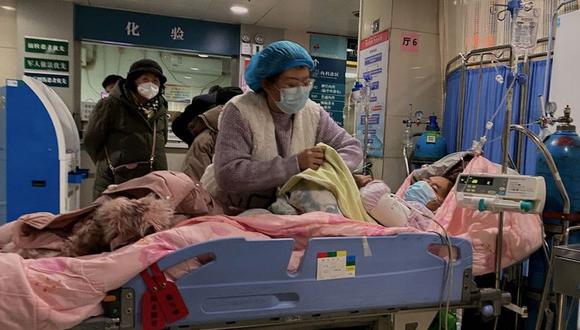 Los hospitales de China están bajo presión por el aumento de casos de coronavirus. (GETTY IMAGES).