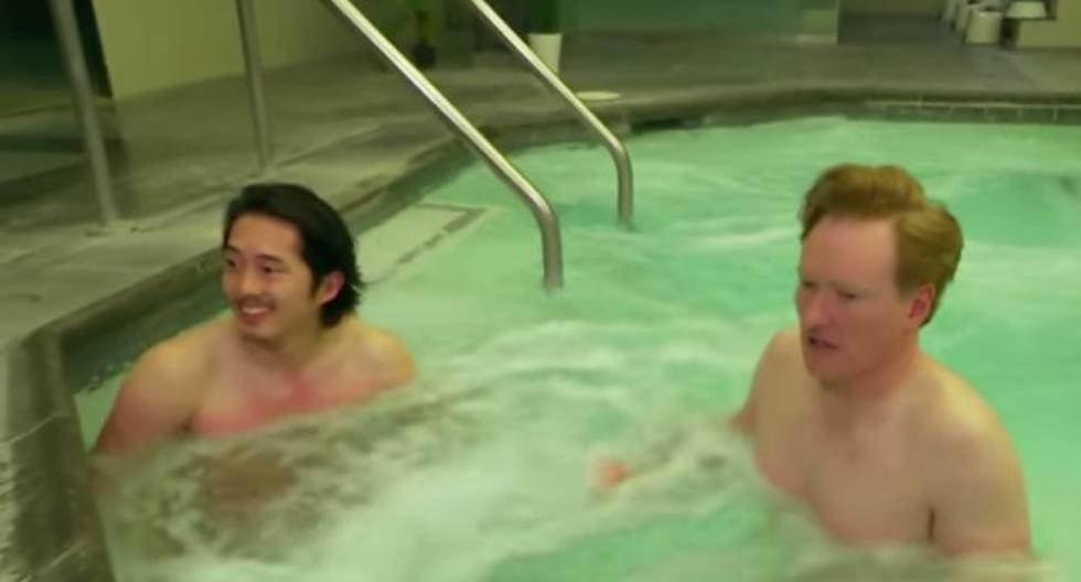 Steven Yeun se desnudó junto al presentador Conan O’Brien. (Video: Youtube Team Coco)