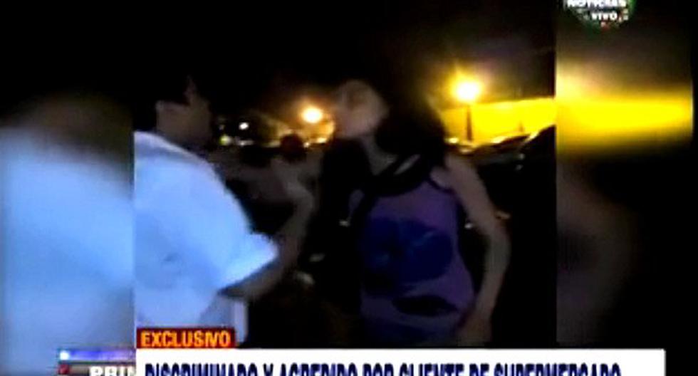 La mujer insultó y golpeó al vigilante del supermercado en Miraflores. (Foto: ATV+ / YouTube)