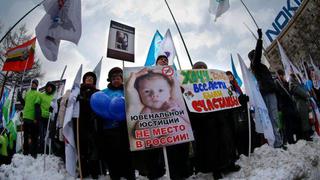 La muerte de niño ruso adoptado enfrenta a Moscú y Washington