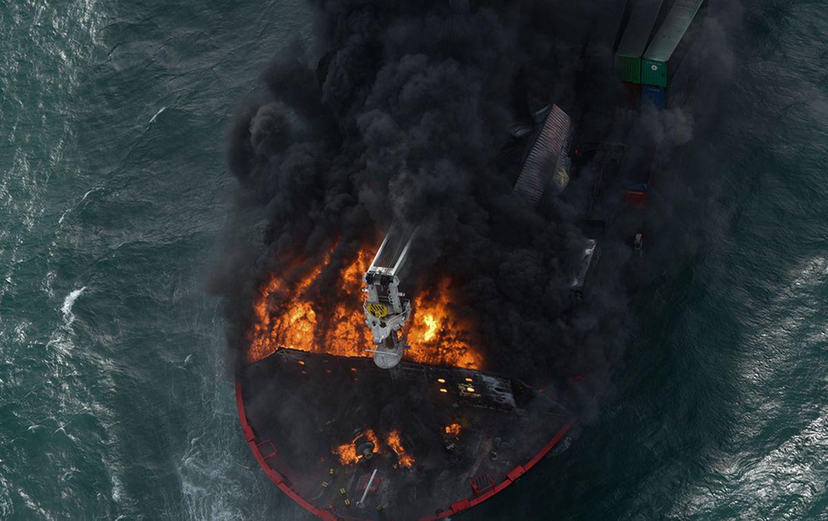 Fotografía muestra el buque portacontenedores registrado en Singapur MV X-Press Pearl en llamas, al noroeste del puerto de Colombo en Colombo, Sri Lanka, 26 de mayo de 2021. (EFE/EPA/SRI LANKAN AIR FORCE MEDIA).