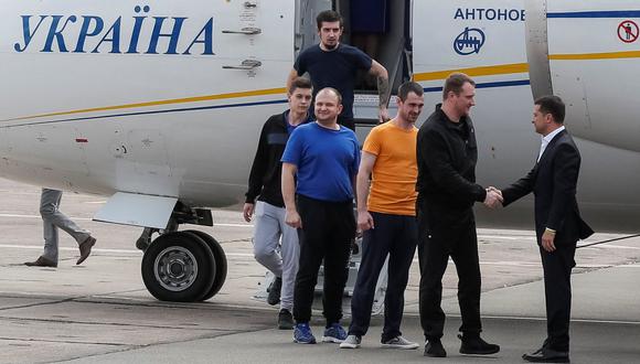 El presidente de Ucrania, Volodymyr Zelensky, recibe a un grupo de prisioneros que fueron liberados por Rusia. (Reuters).