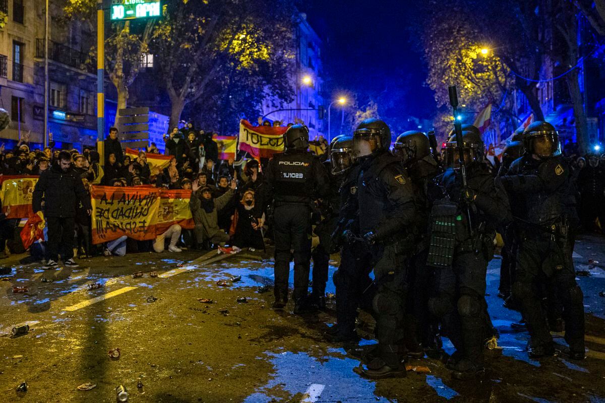 Changes following a demonstration called against amnesty, in front of the PSOE headquarters in Ferraz, Madrid, on November 7, 2023. (Photo by Daniel González/EFE)