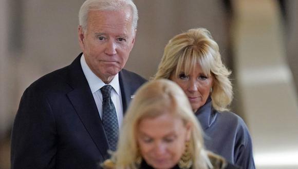 El presidente de Estados Unidos, Joe Biden, y la primera dama, Jill Biden, se van después de presentar sus respetos y ver el ataúd de la reina Isabel II. (JACOB KING / POOL / AFP).