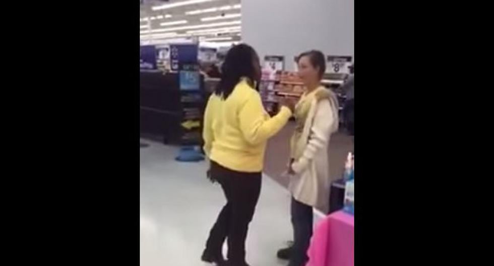 Mujer agarra a \'cabezazos\' a empleada en Walmart. (Foto: Captura)