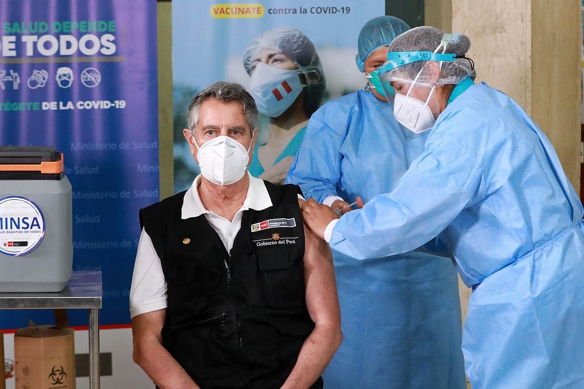 Francisco Sagasti recibió la primera dosis de la vacuna de Sinopharm el 9 de febrero en el Hospital Militar. (Foto: Presidencia)