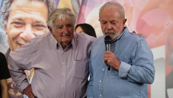 José "Pepe" Mujica, expresidente de Uruguay (izq.) y Luiz Inácio Lula da Silva (der.), presidente electo de Brasil. / SEBASTIAO MOREIRA/EPA-EFE