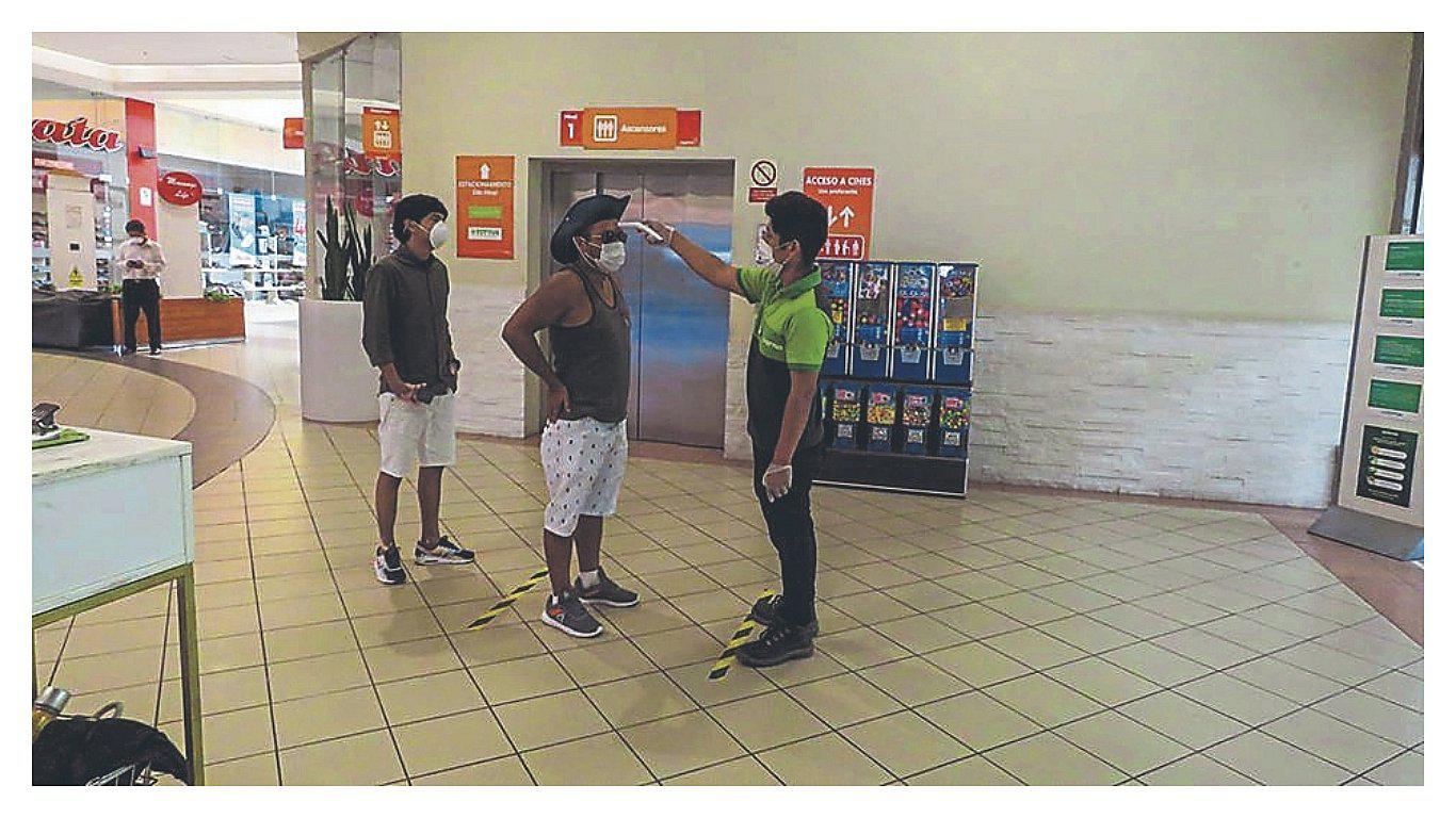 En centros comerciales solo está abierta la venta al público de bienes de primera necesidad y han cerrado las tiendas por departamento, donde suele darse un alto volumen de compras de pc. 