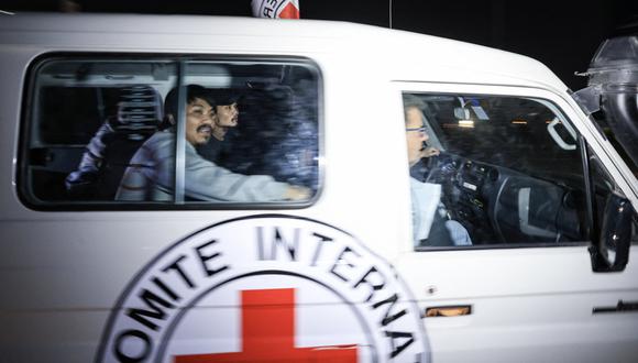 Un vehículo de la Cruz Roja Internacional que transporta a rehenes tailandeses liberados por Hamás se dirige hacia el punto fronterizo de Rafah con Egipto antes de su traslado a Israel el 26 de noviembre de 2023. (Foto de Mahmud HAMS / AFP)