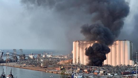 Una vista general de la zona del puerto de Beirut donde se levanta una enorme columna de humo tras una gran explosión que causó daños y numerosas víctimas en la capital del Líbano. (EFE / EPA / WAEL HAMZEH).