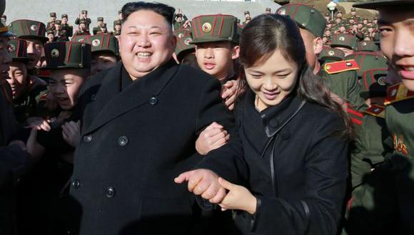 Se dice que Kim Jong-un y su esposa se convirtieron en padres por tercera vez (foto de marzo del 2017). (Foto: AFP/KCNA)