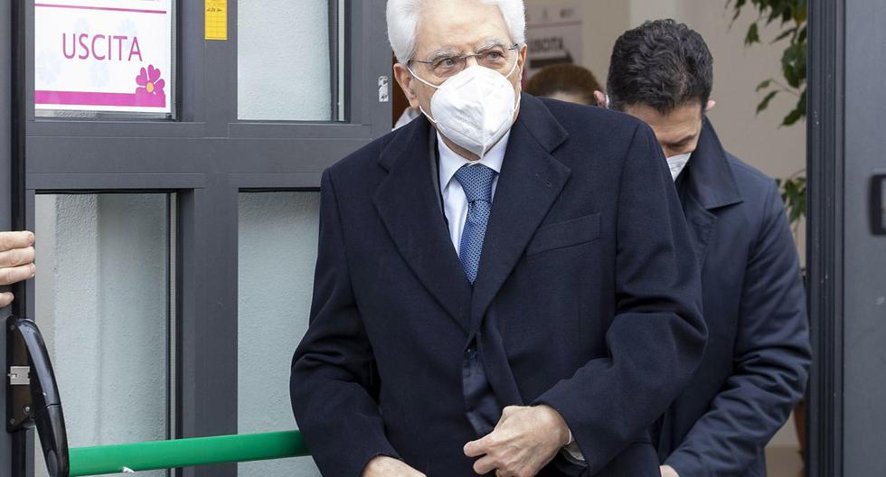 President of Italy waited his turn in a public hospital in Rome and was vaccinated