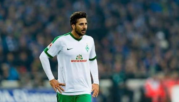 El atacante peruano, Claudio Pizarro, no continuará en el Werder Bremen y fue homenajeado por la página de la Bundesliga. (AFP).