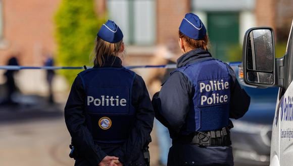 Agentes de policía hacen guardia cerca de una casa donde un oficial de policía fue asesinado durante una operación en Lodelinsart, Bélgica, el 18 de marzo de 2024. (Foto de EFE/EPA/OLIVIER MATTHYS)