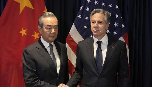 El secretario de Estado de EE. UU., Antony Blinken (derecha), le da la mano al director de la Oficina de la Comisión de Relaciones Exteriores del Comité Central del Partido Comunista de China, Wang Yi. (Foto de Dita Alangkara / POOL / AFP)