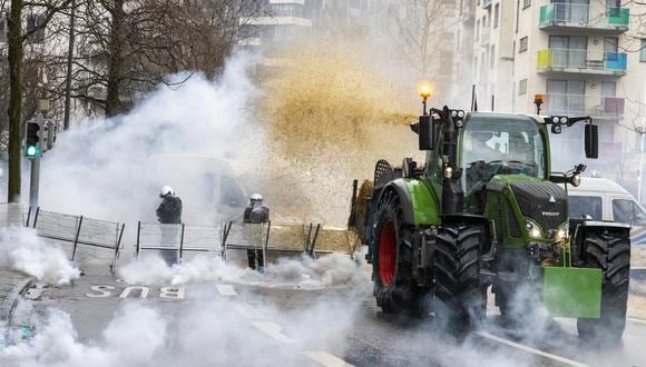 Protesta convocada por las organizaciones de agricultores "Federation Unie de Groupements d'Eleveurs et d'Agriculteurs" (FUGEA), Boerenforum y MAP, en respuesta al Consejo Europeo de Agricultura, en Bruselas, el 26 de febrero de 2024. (Foto de NICOLAS MAETERLINCK / BELGA / AFP)