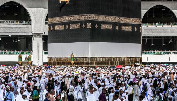 Los peregrinos musulmanes realizan Tawaf alrededor de la Kaaba el 7 de agosto del 2019. (EFE).