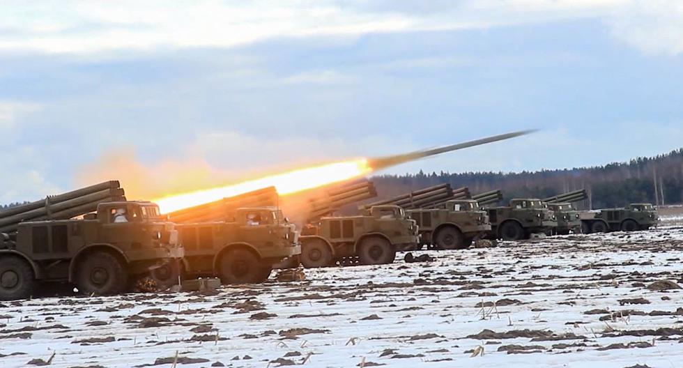 Los sistemas de lanzamiento de cohetes Uragan de Rusia durante ejercicios conjuntos con las fuerzas armadas de Bielorrusia cerca de la frontera con Ucrania. (AFP).