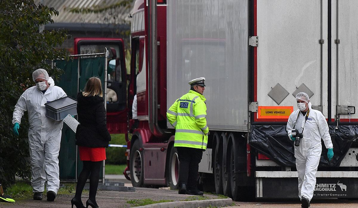Agentes forenses de la Policía Británica trabajan en un camión que contenía 39 cadáveres de ciudadanos vietnamitas, en el Parque Industrial Waterglade en Grays, al este de Londres. (Foto: AFP)