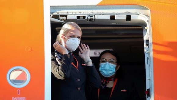 Imagen tomada en el aeropuerto de Gatwick. Londres impuso nuevas restricciones por el coronavirus. (Foto: Reuters)