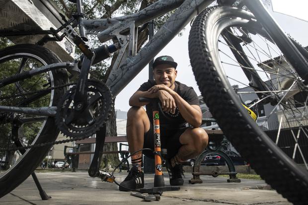 Manuel Soto, el ‘Ángel de las bicicletas’, brinda ayuda en la ruta. Pueden ubicarlo en su cuenta de Instagram: @bicicletamigrante.