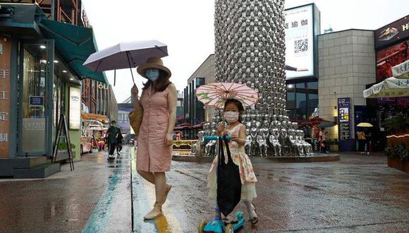 Personas con mascarillas en un complejo comercial después de un brote de la enfermedad coronavirus (COVID-19) en Beijing, China, el 17 de julio de 2020. (REUTERS/Thomas Peter).